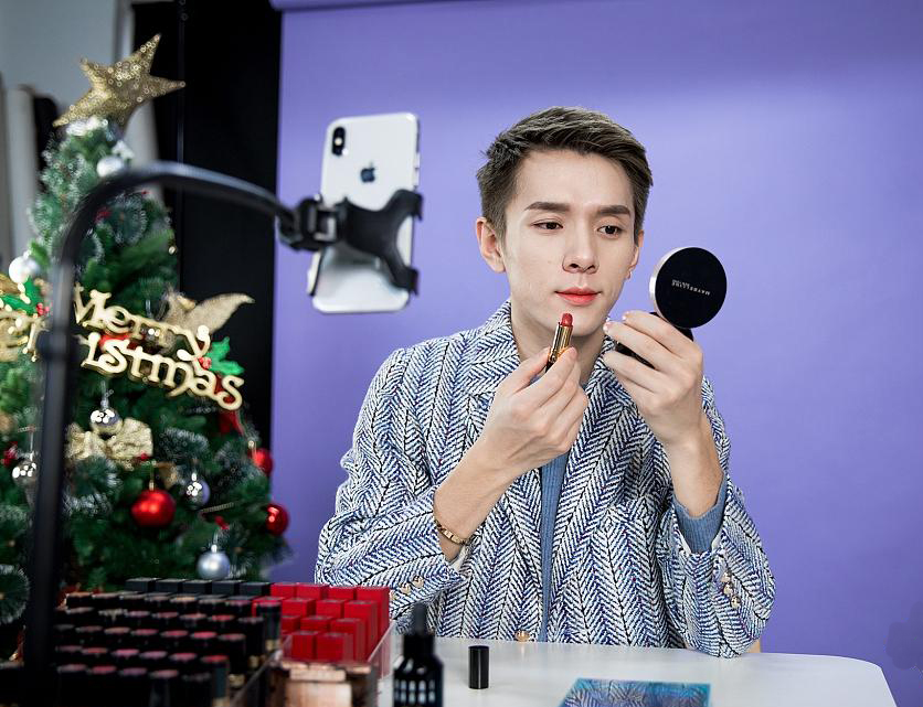 口红一哥李佳琦一个月收入多少,口红一哥年赚两亿