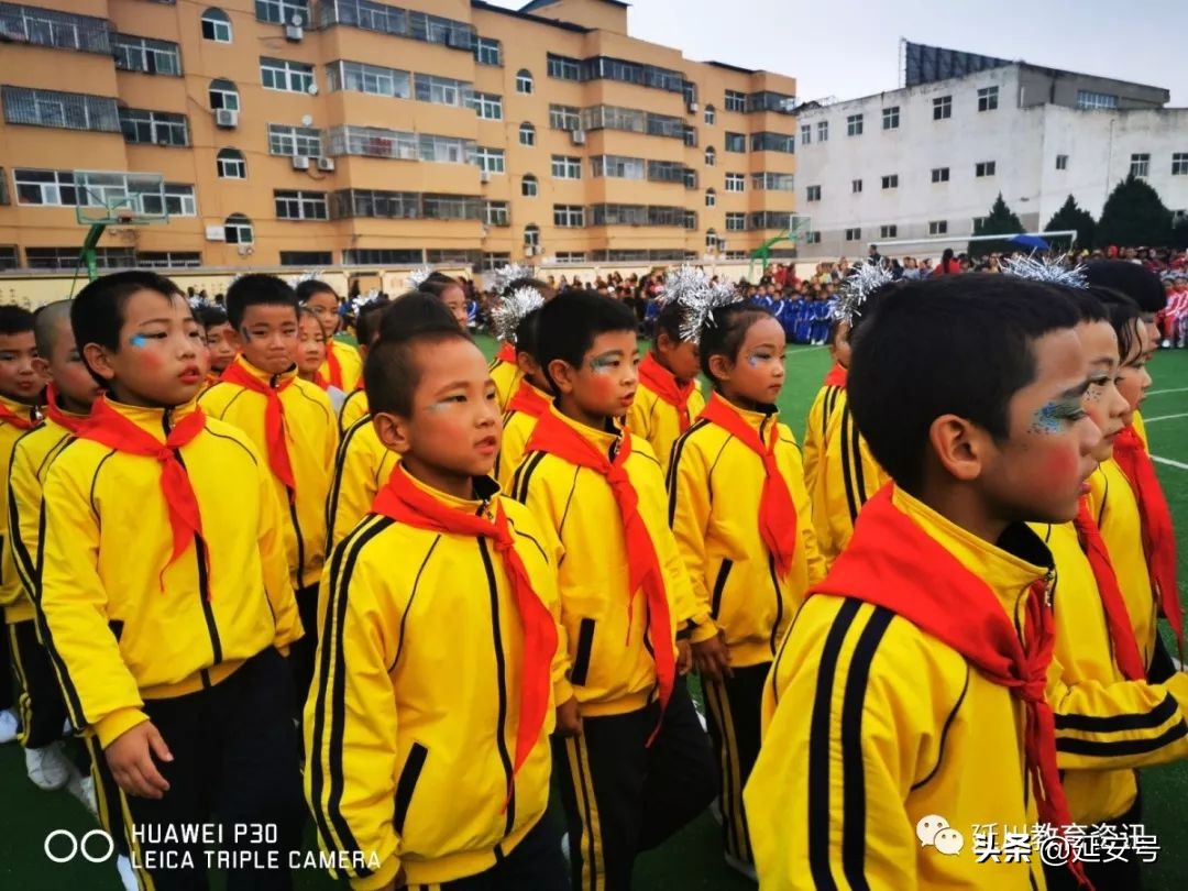 寒意袭人，红小娃却把口号声喊得震天响！