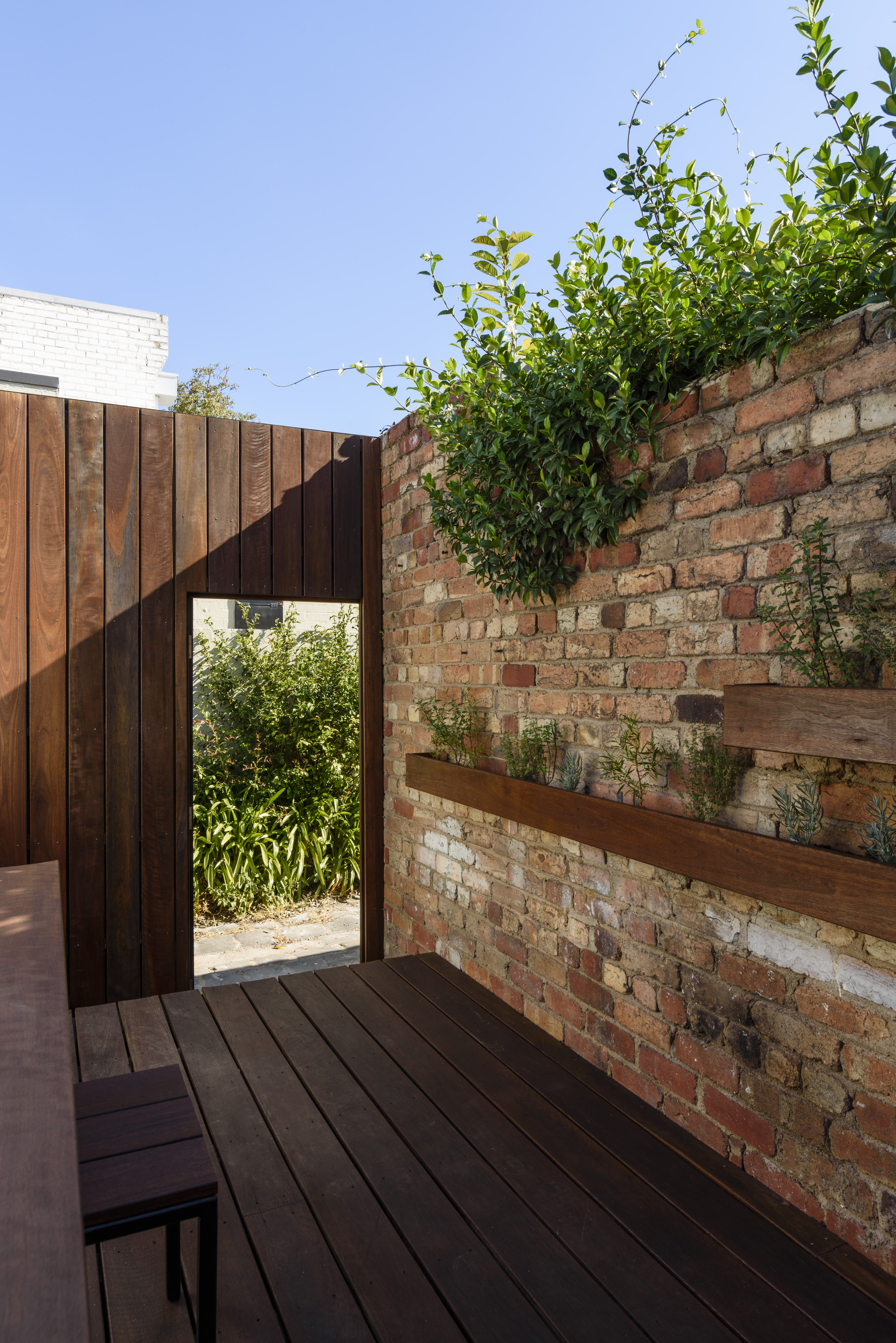 直线式灯光流转的英伦式小屋