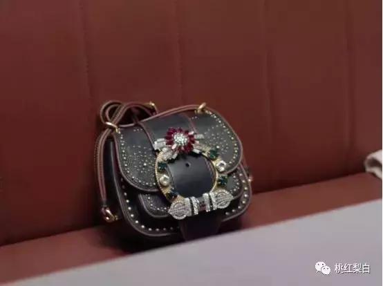 都挺好苏明玉二嫂官复原职,苏明玉二嫂服装