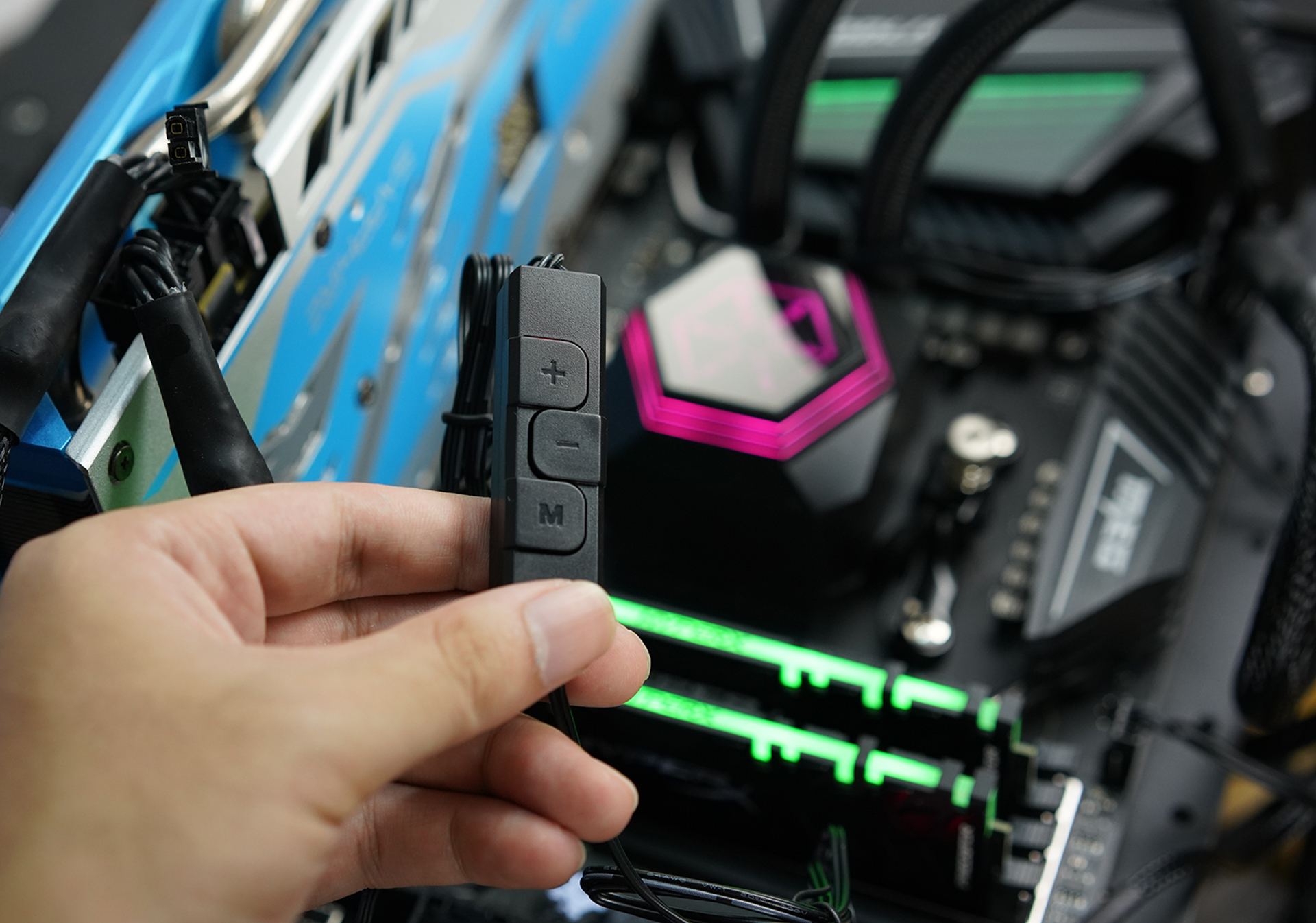 银欣360水冷散热器,压制12代处理器的水冷