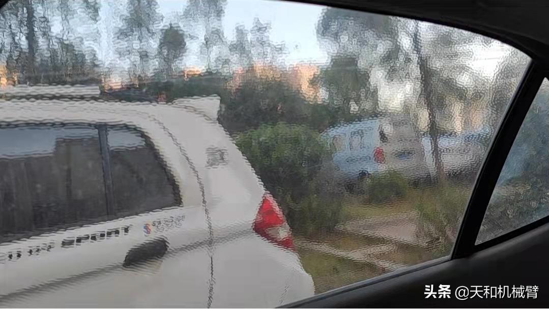 汽车太阳膜撕下来怎么除胶,太阳膜除胶全过程