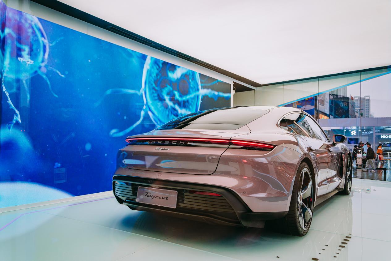 taycanturbos冰莓粉,买不起taycan的比亚迪