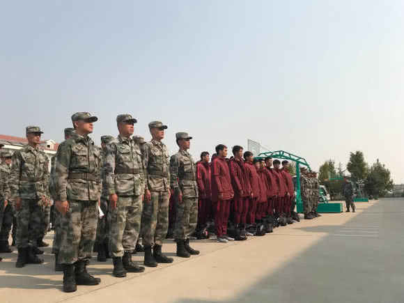 95式好打吗？中国男足*安泰**实弹射击5发49环，手枪打出这成绩更难