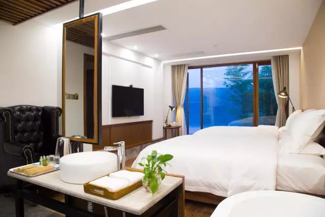 为钓鱼建房子,为了钓鱼在河边盖了房子