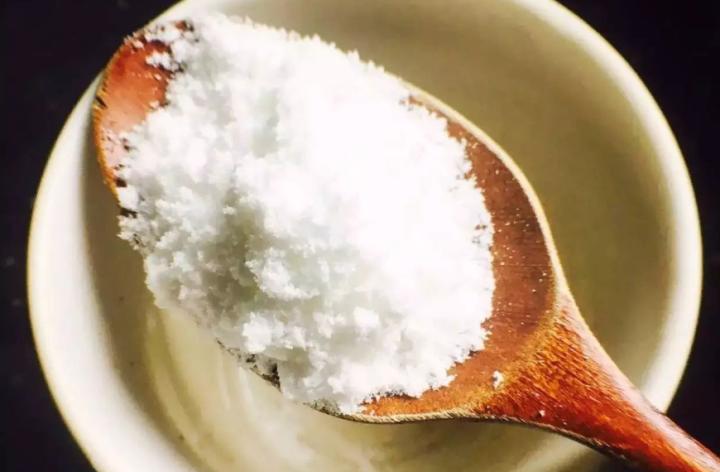 小博美腿突然僵硬了怎么回事,小博美后腿有点瘸怎么回事