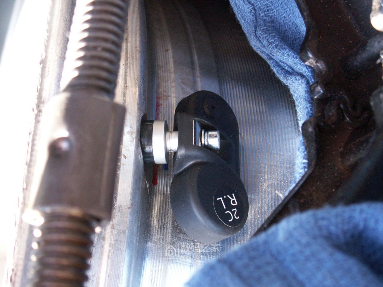 无需匹配的轮胎传感器怎么装,带胎压传感器的轮胎更换教程