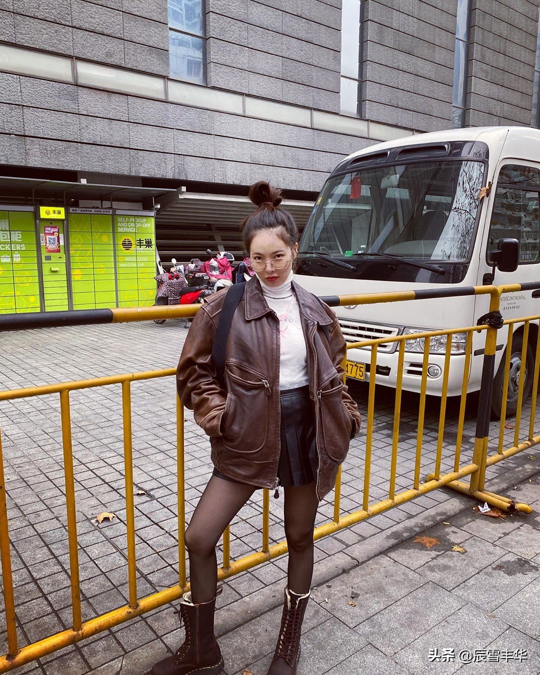 金泫雅穿亮片裙子,金泫雅露脐装短裙