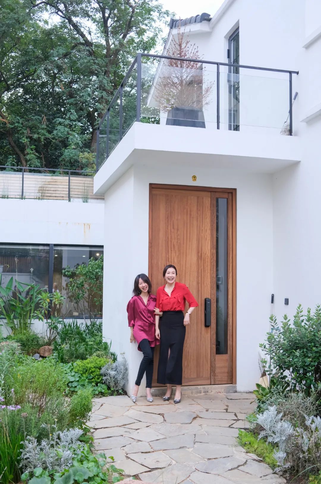 住在上海闹市400平的房子里，花开不败，开窗见池塘，太羡慕了