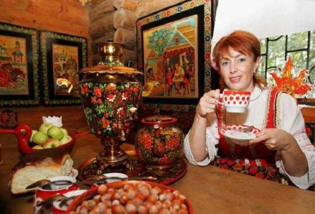 俄罗斯游客疑惑：这玩意那么贵，中国人却把它当成白来水来喝？