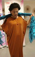 适合秋天用的丝巾,秋天的丝巾女装的怎样围才好看