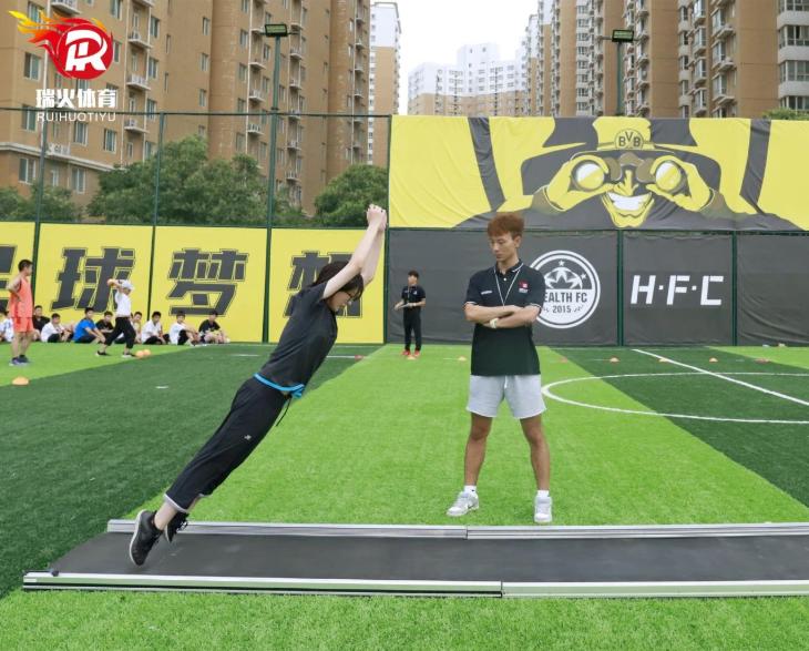 立定跳远方法正确但还是跳不远,立定跳远在垫子上面跳不远怎么办