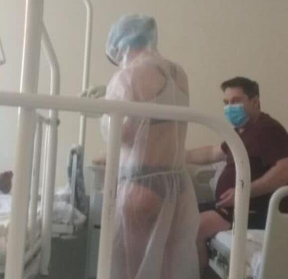 俄透明装女护士露出真面目,网友惊叹:原来颜值也很能打