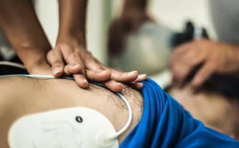 皮肤科医生遭遇患者灵魂追问：大夫你头发掉成这样了！大夫你胖成这样了