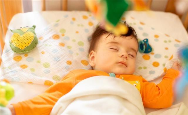 两个月的宝宝后脑勺比较凸怎么睡,宝宝一直侧着睡后脑勺太凸的原因