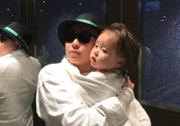 29岁女CEO砸50万买海外精子,生下5国混血女儿,3年后现状如何?