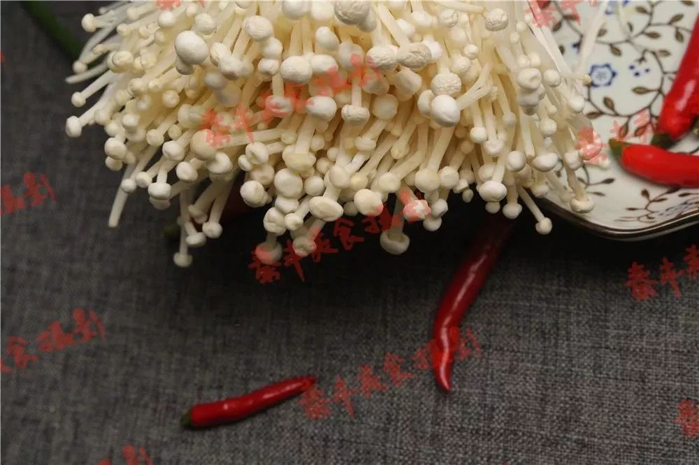 一口吃掉爆辣金针菇这样才叫过瘾,好吃到爆的变态辣金针菇