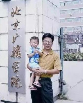 突破220万,哈尔滨1传50人,央视主播哽咽,白岩松力挺背后多可怕？