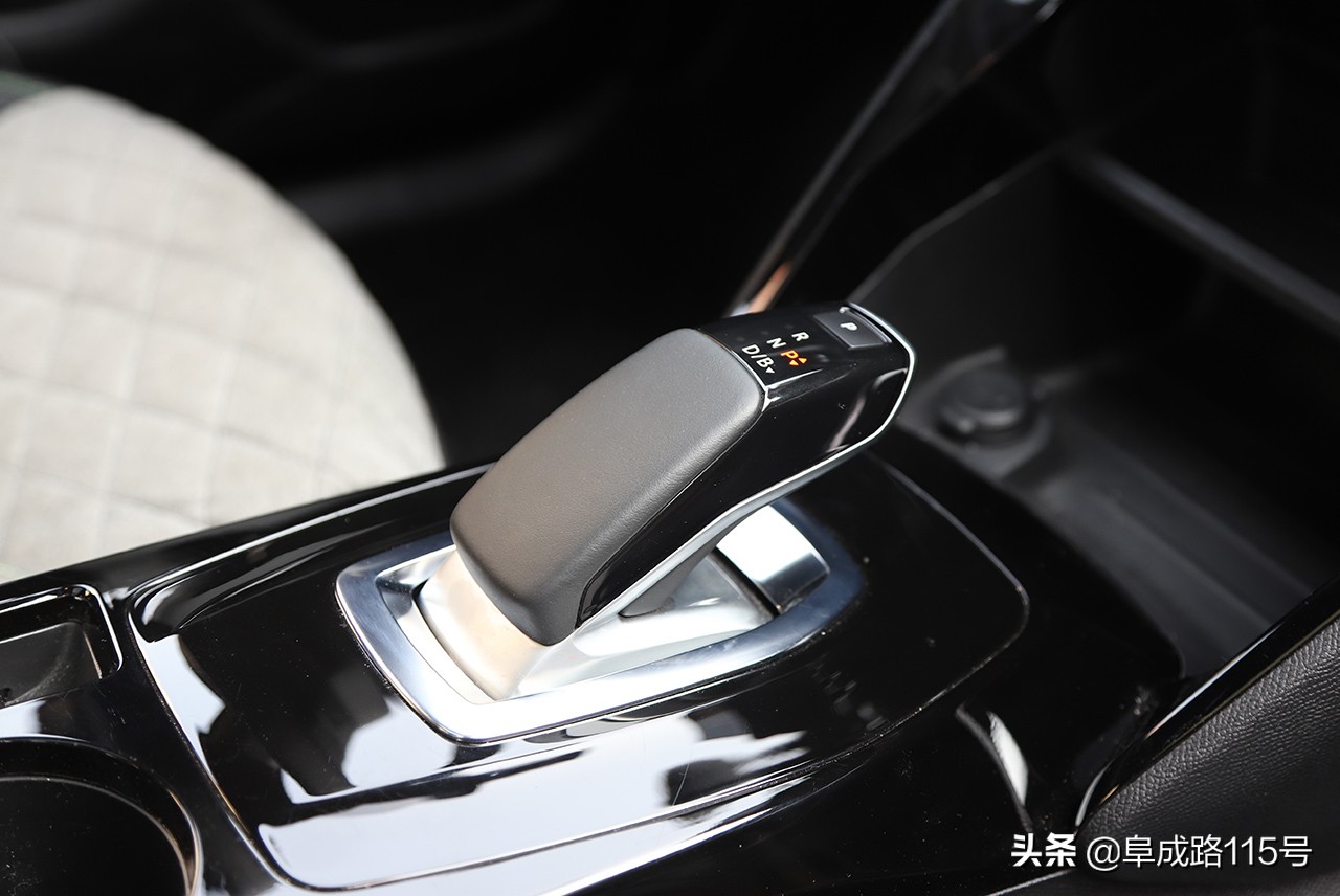 奶帅的面孔，裸眼3D的内容，一身名牌的e2008缺点究竟在哪