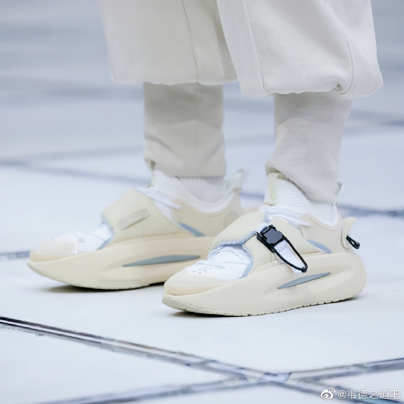 时装周新品拖鞋太帅了!外形惊喜,中底全掌䨻,这是李宁永远的神