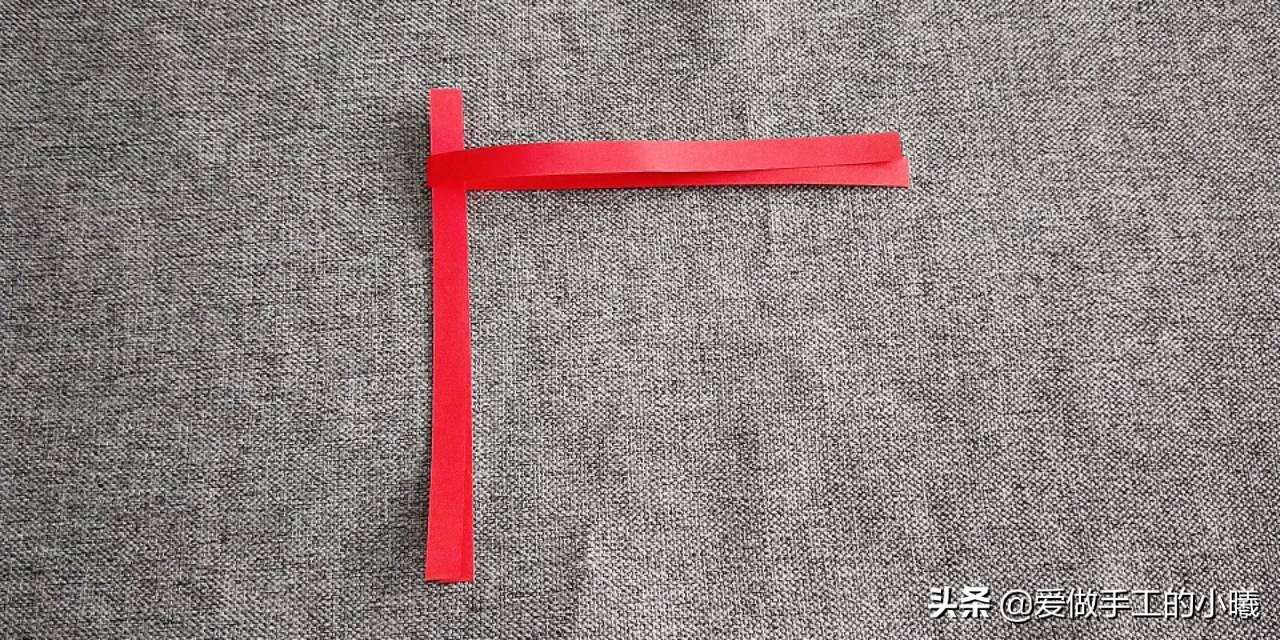 用折星星的纸条做灯笼,用纸条折红红的小灯笼