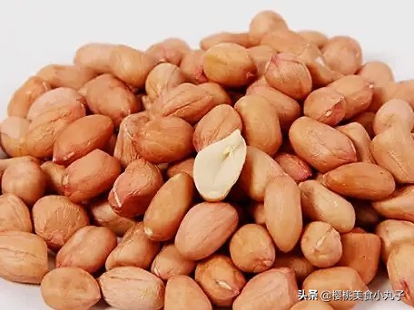 炸花生米先放油还是先放花生米,炸花生米和煮花生米哪个更好