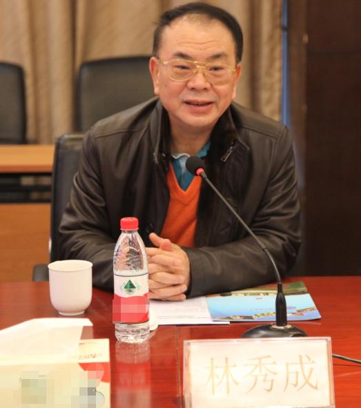 低调的厦门首富，靠贩卖钢铁废料发家，今企业市值千亿，热衷慈善