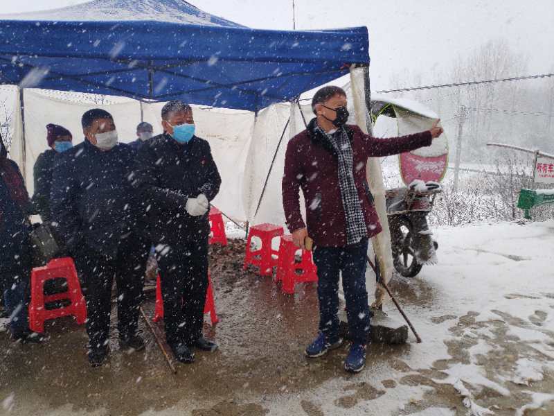 战地实录风雨中坚守只为群众安全,战疫中的坚守者