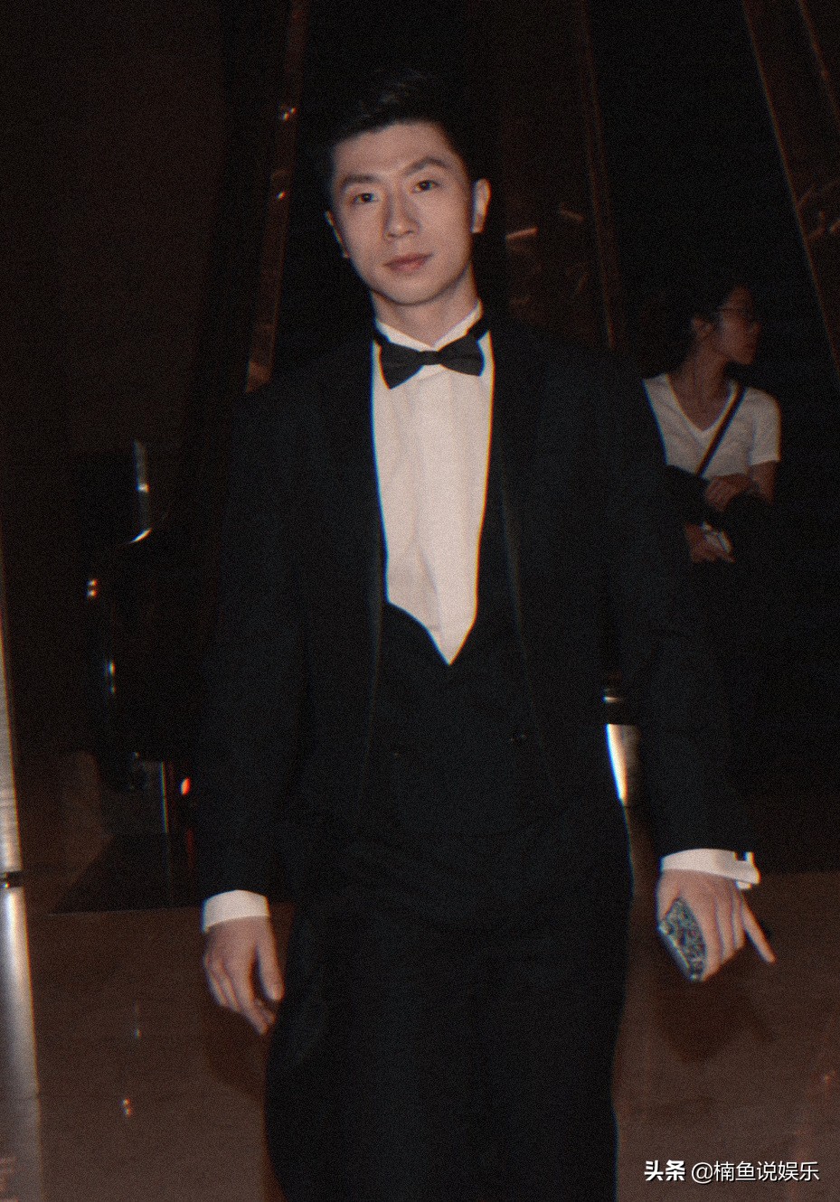 邓伦马龙罕见同框！大明星VS体坛冠军，西装造型帅气迷人