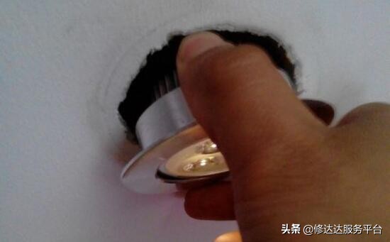 天花板筒灯孔怎么修补,天花板灯带不亮怎么修复