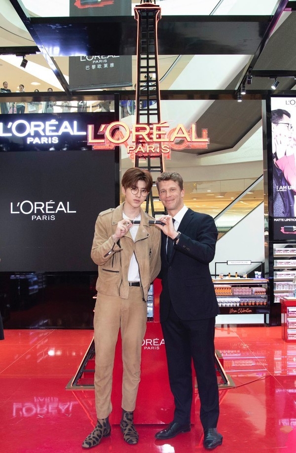 蔡徐坤欧莱雅项链,蔡徐坤米兰时装周diesel