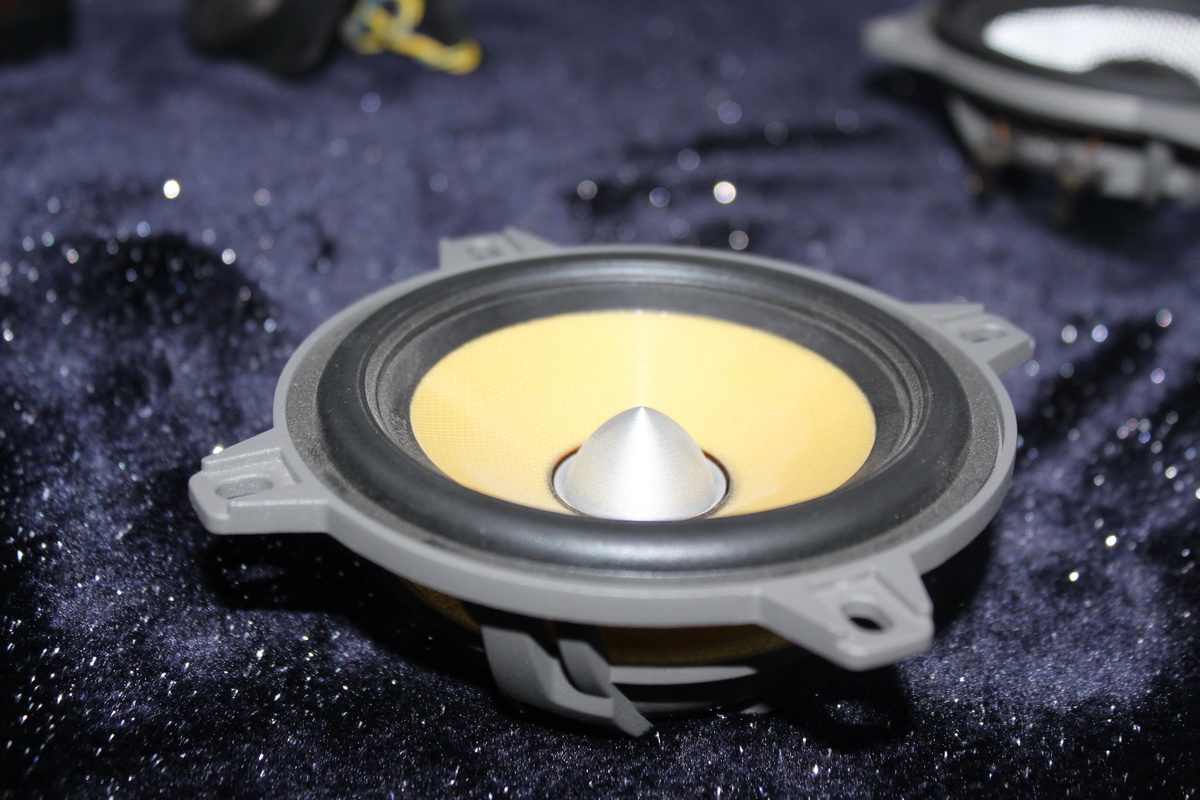 前后两分频8个喇叭,牧马人汽车音响升级方案