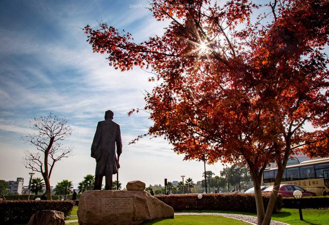 学生与老师之间是平等的,学生和老师应该是怎样的关系
