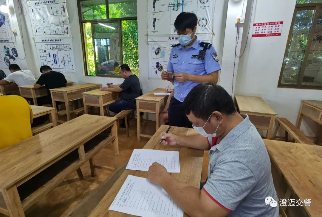 我为群众办实事交警下乡,我为群众办实事交警上门服务