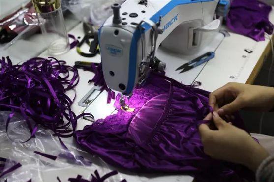 这里的情趣内衣，制作者是当地农村大妈，20秒做一条丁字裤挣一毛