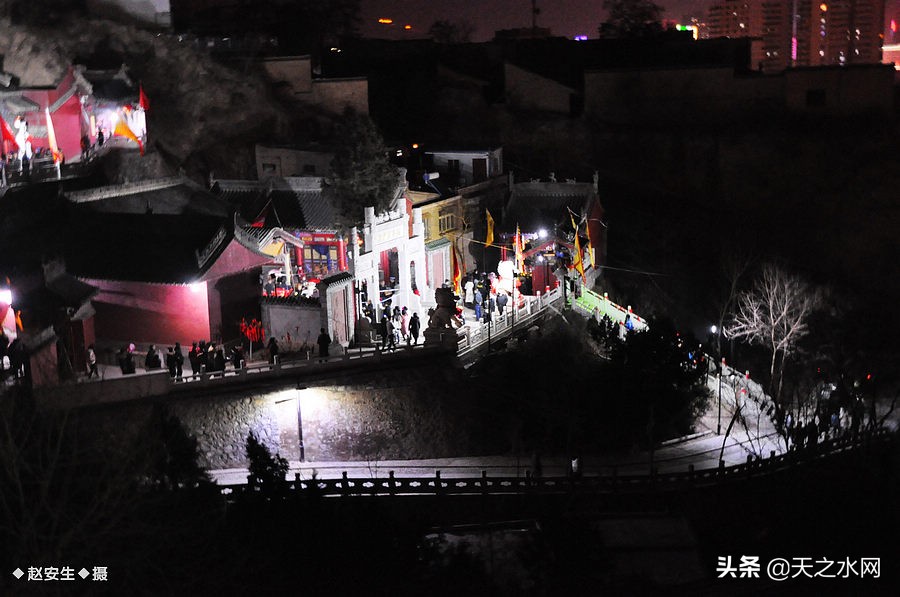 甘肃天水数万民众“上九朝观”祈福纳祥争烧头柱香！（组图）