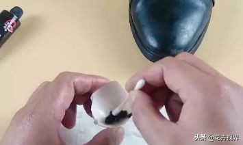 白色皮鞋刮破皮自己怎么修复,小皮鞋刮破皮怎么修复