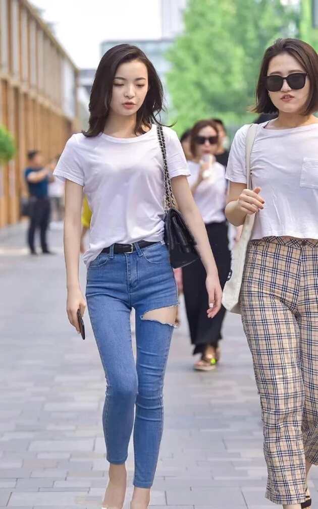 裤子有破洞能理解,靓女穿的牛仔裤,不小心就得掉根“裤腿”