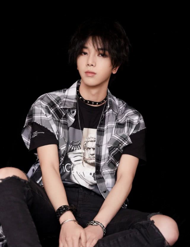 华晨宇发型变化全过程,华晨宇发型为啥变化这么快