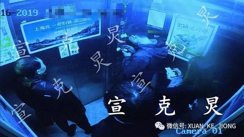 男子在电梯踩脚,男子电梯踩脚