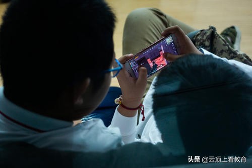 未成年人网络游戏沉迷原因多，预防需要4方面联合共筑防护墙