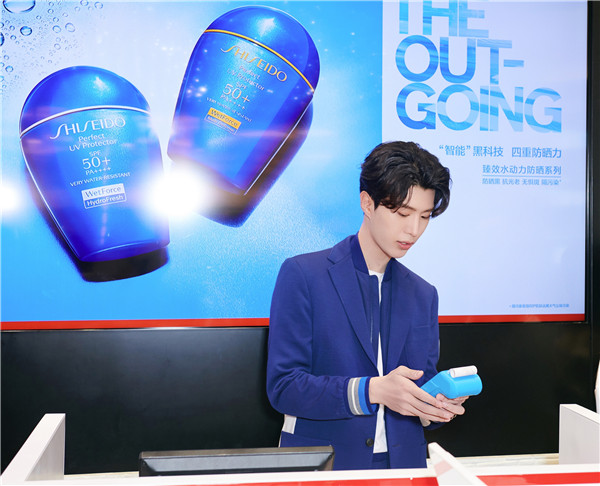 范丞丞代言的防晒霜小蓝瓶,资生堂范丞丞完整版