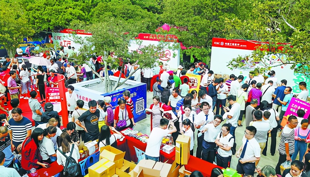 实惠展销美食好物本周六回馈老读者新粉丝许多厦门本土品牌及厦门日报社旗下电商平台将助阵读者节