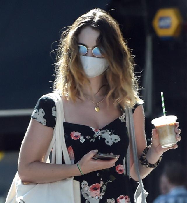 莉莉和詹姆年轻时的样子,莉莉·詹姆斯穿纱裙仙气十足