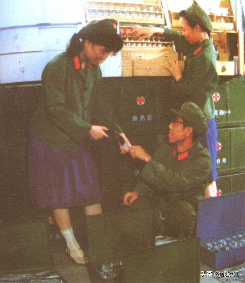 女兵谈恋爱被连长打,女兵和男兵谈恋爱会受什么处罚