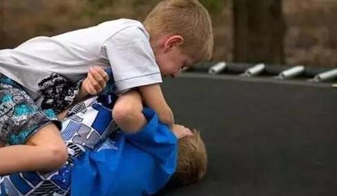 孩子胆小怕事父母该怎么办,胆小怕事怕被人打不敢还手