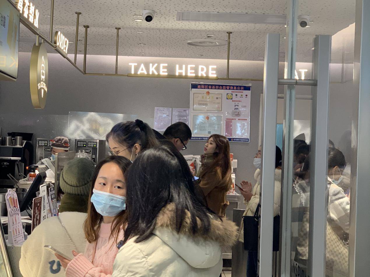 冬日喜茶排起长龙,原来大家都在薅苏宁百亿补贴的狮毛