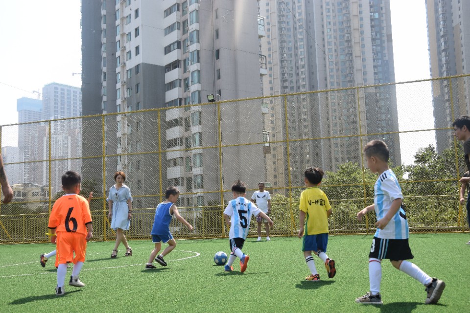 梅西苏亚雷斯观看孩子训练,梅西苏亚雷斯陪孩子看球