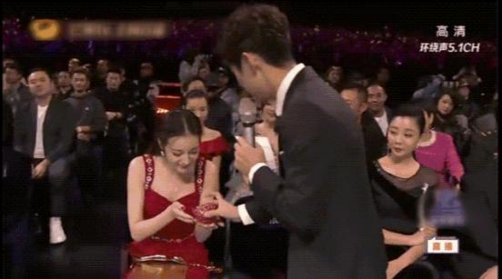 45岁视后曾翻热巴白眼，嘲唐嫣少女感，前夫入狱被男友踢屁股