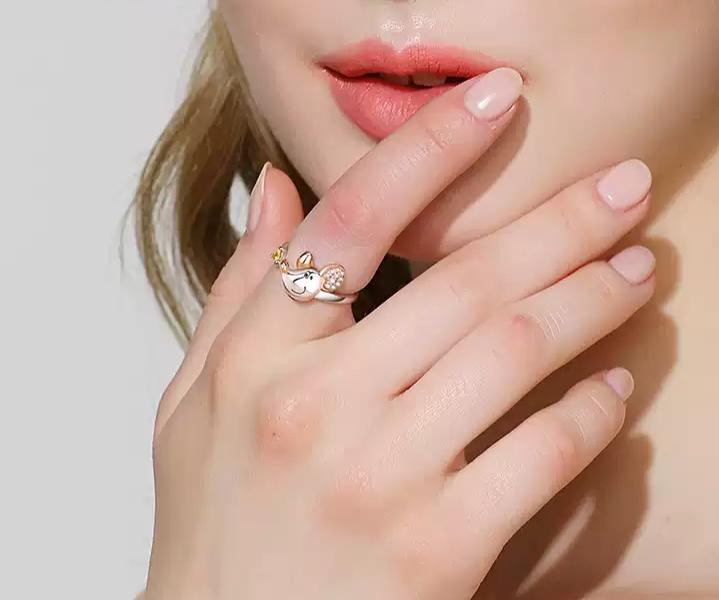 本命年红色运动套装戴帽子,本命年红绳子黄金小配饰手链